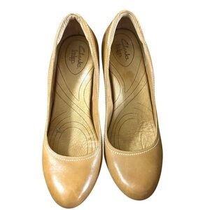 Clarks Women's Tan Leather Pumps